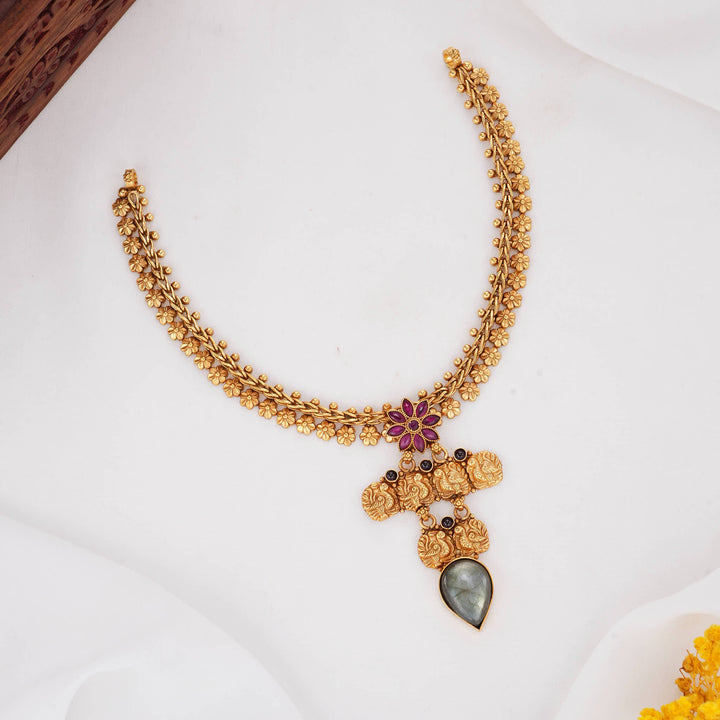 Shines with Elegance Short Necklace