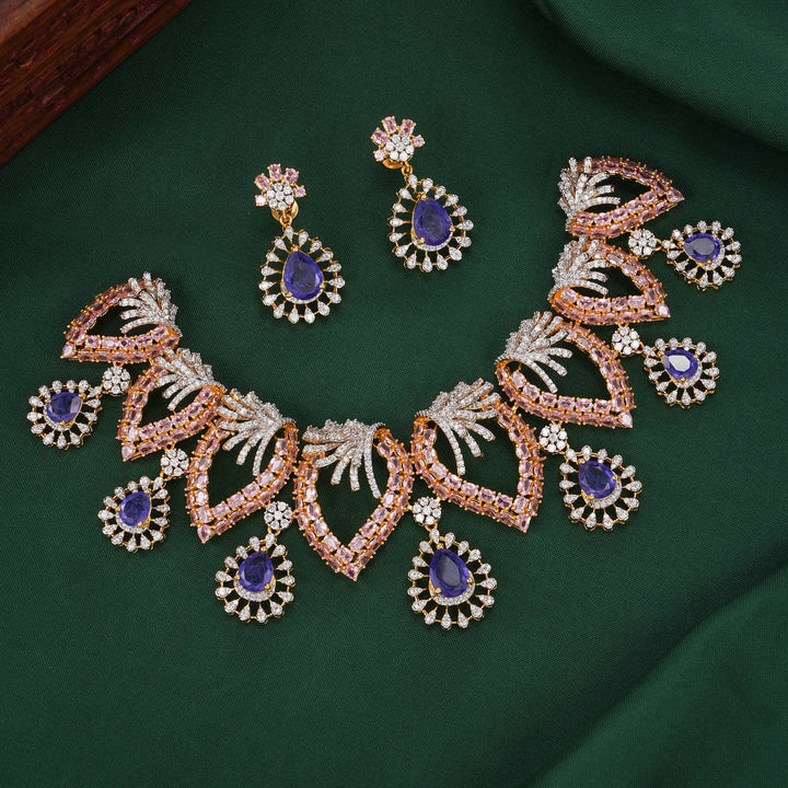 Vinthikaa  Avikam Chocker Set