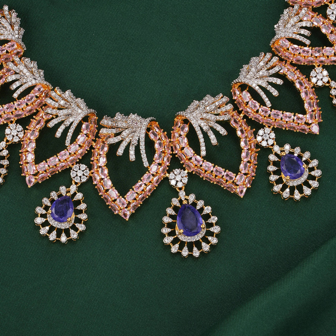 Vinthikaa  Avikam Chocker Set