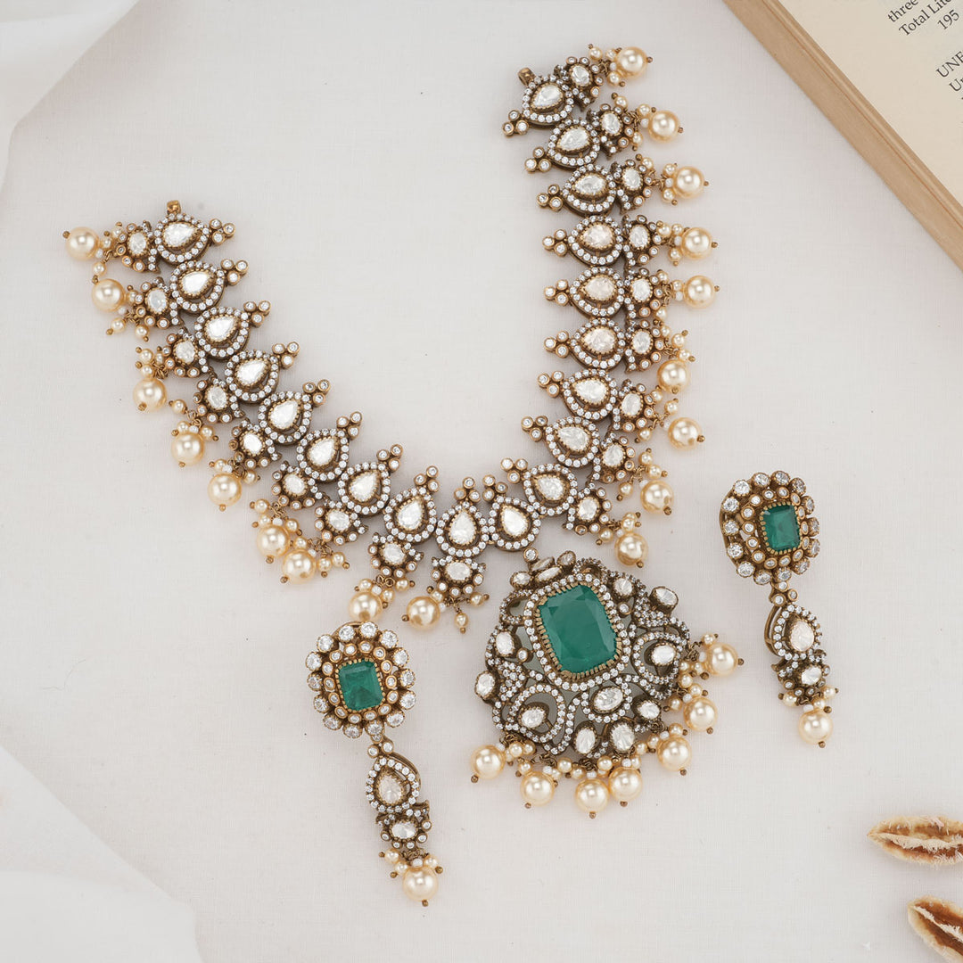 Kritin Victorian Short Necklace Set