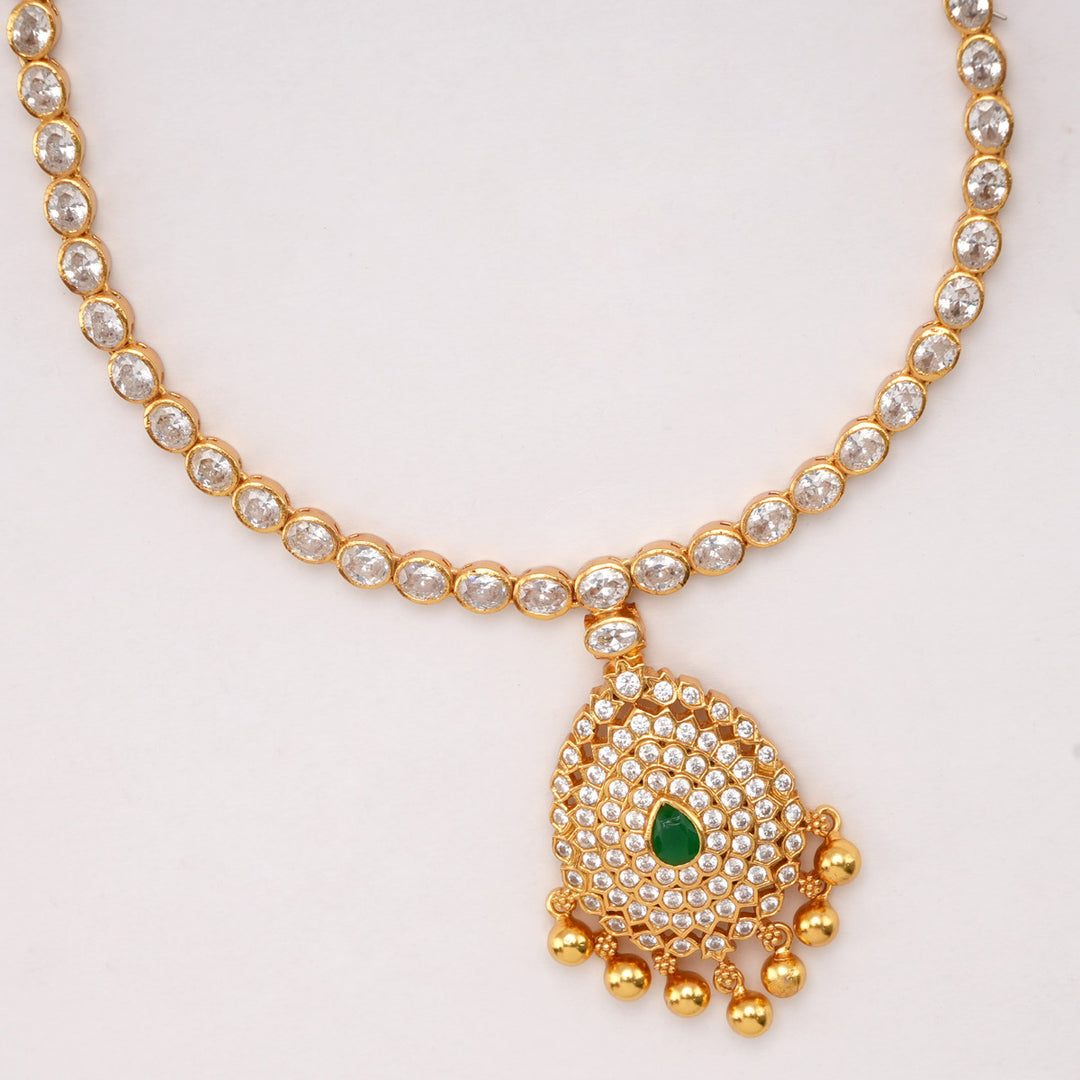 Trendy Look Short Necklace