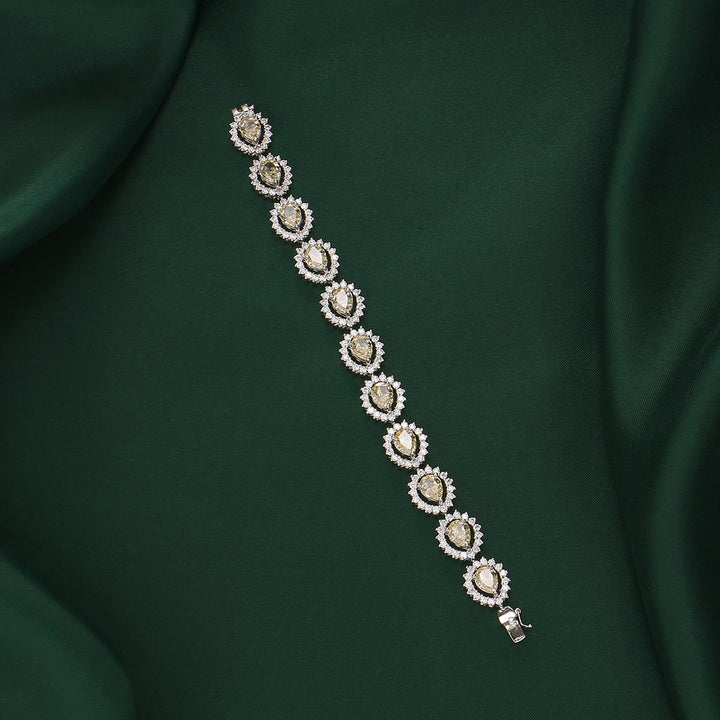 Sparkling Chain Type Bracelet