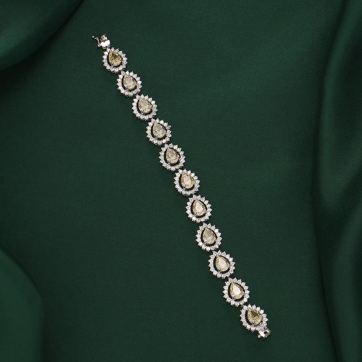 Sparkling Chain Type Bracelet