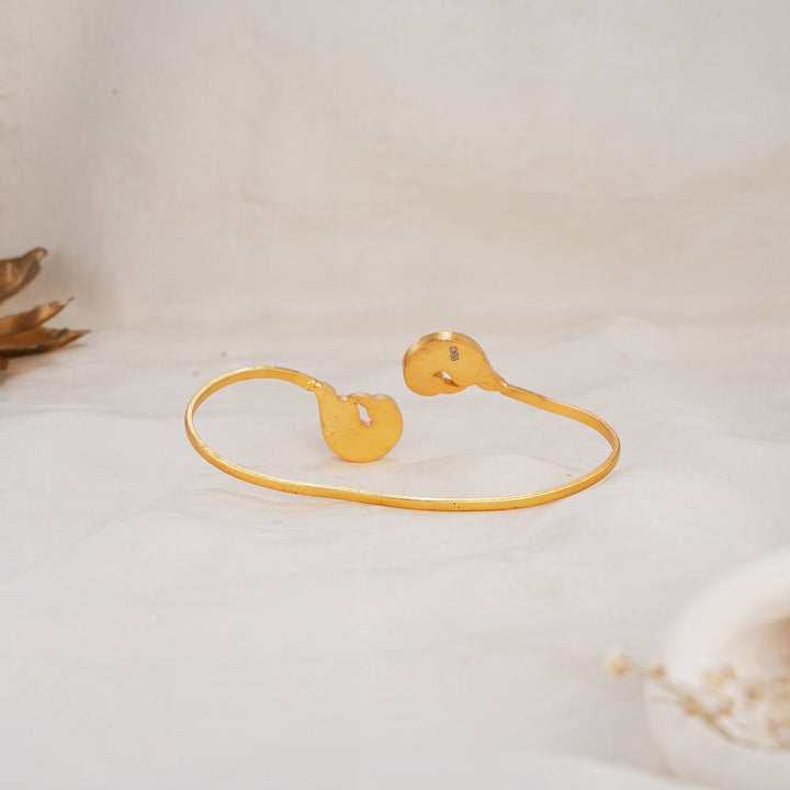 Saanvika Kundan Palm Bracelet