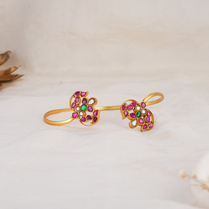Mesmerizing Kundan Palm Bracelet