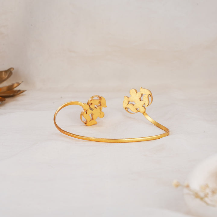 Mesmerizing Kundan Palm Bracelet
