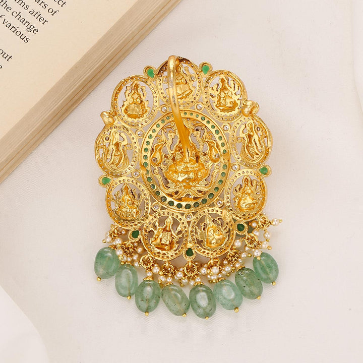 Gorgeous Look Stone Pendant