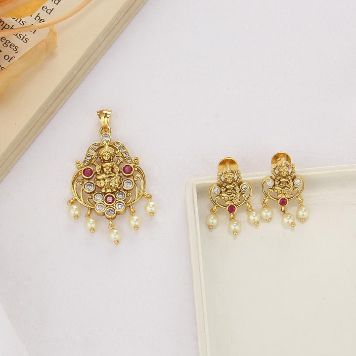 Dhanvika Nagas Pendant Set