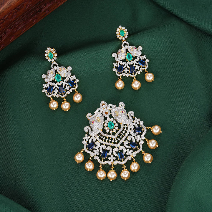 Yashmikaa Avikam Pendant Set