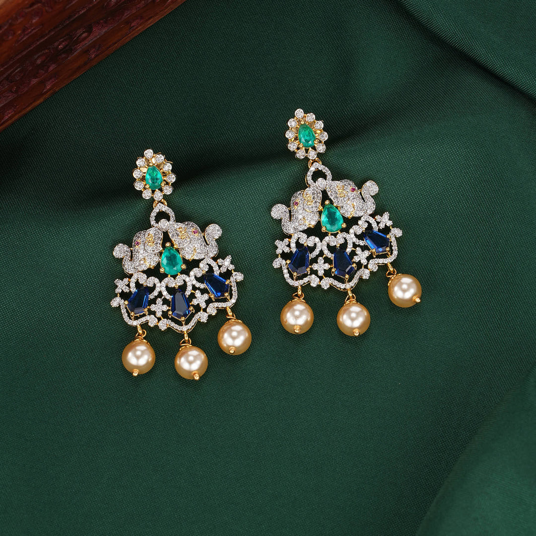 Yashmikaa Avikam Pendant Set