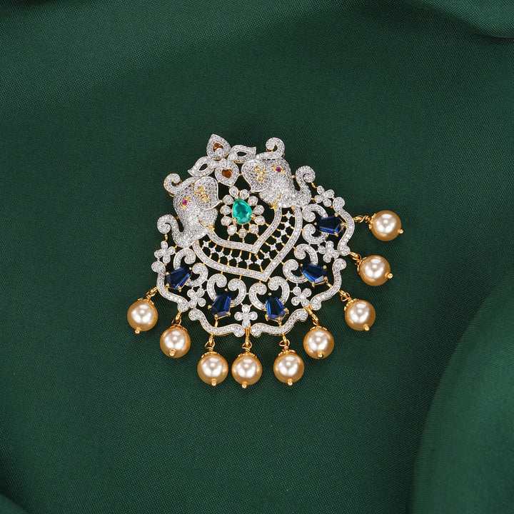 Yashmikaa Avikam Pendant Set