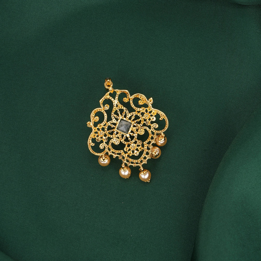 Anvikha Avikam Pendant Set