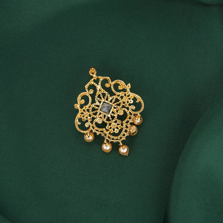 Anvikha Avikam Pendant Set