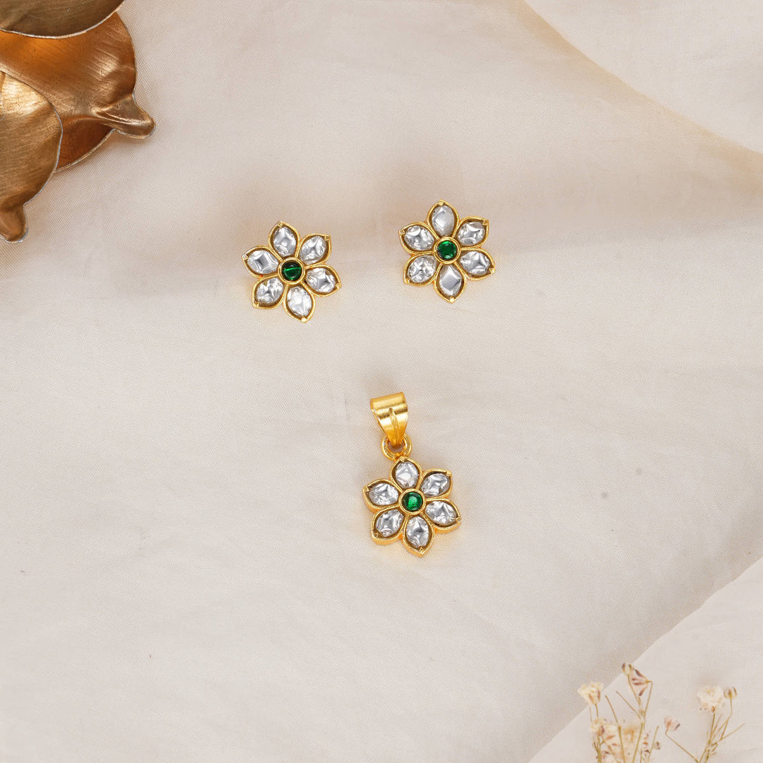 Glowing Kundan Pendant Set