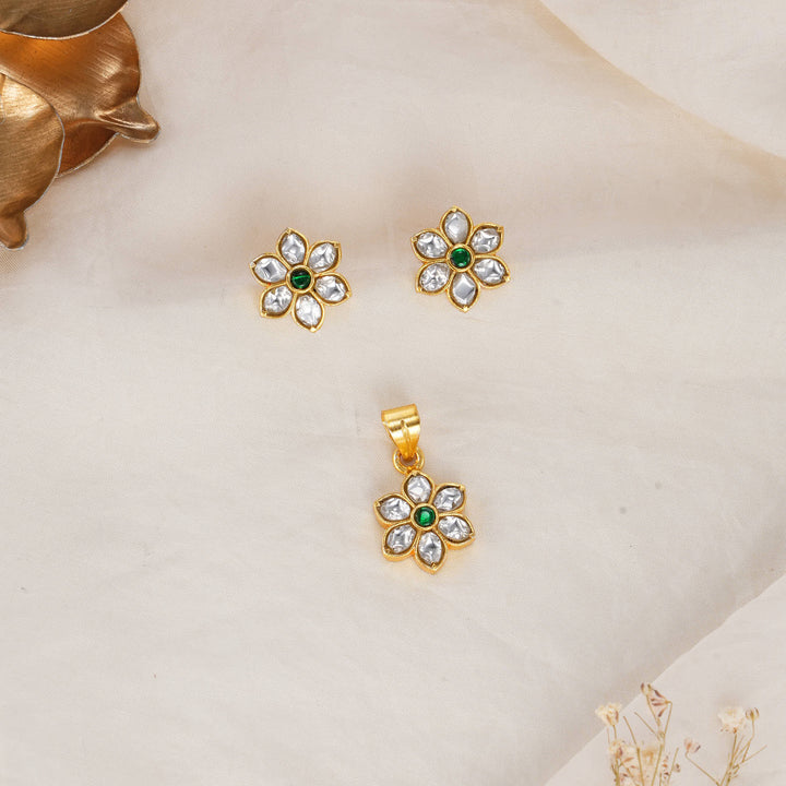 Glowing Kundan Pendant Set