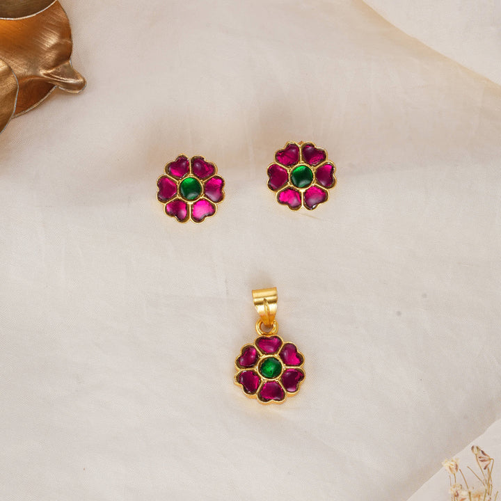 Attractive Kundan Pendant Set