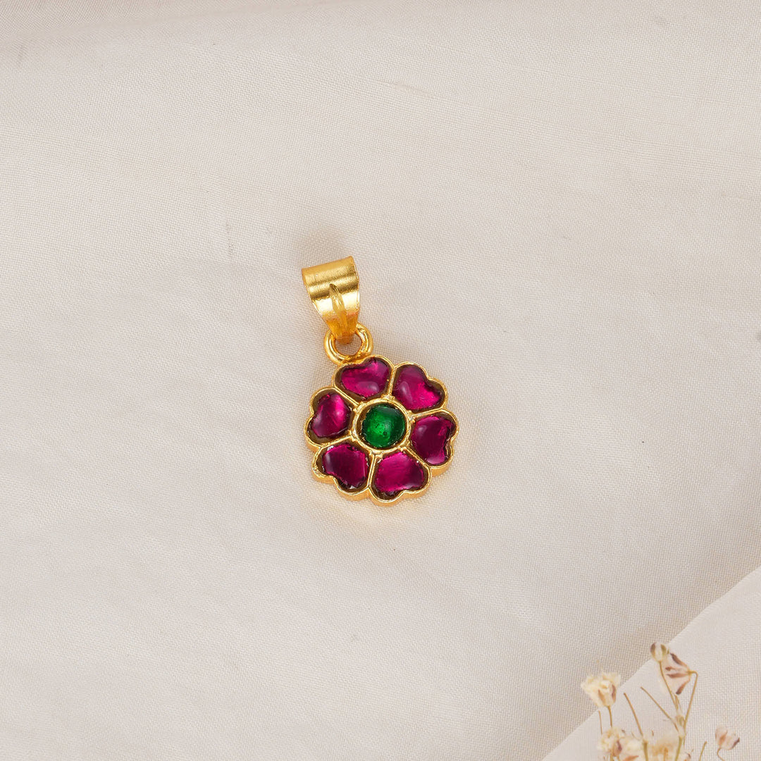 Attractive Kundan Pendant Set