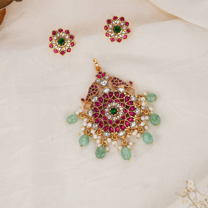 Admirable Kundan Pendant Set