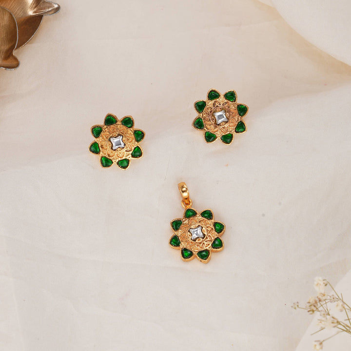 Amazing Kundan Pendant Set