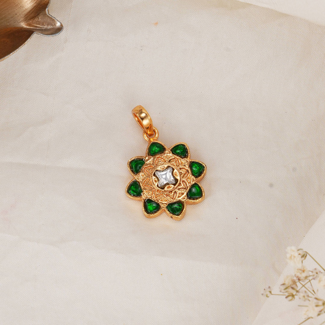 Amazing Kundan Pendant Set