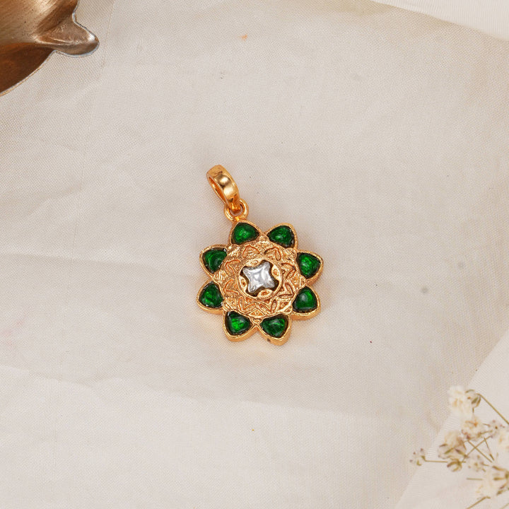 Amazing Kundan Pendant Set