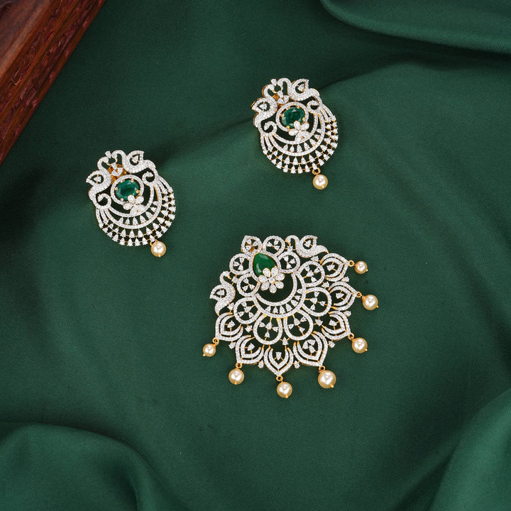 Admirable Avikam Pendant Set