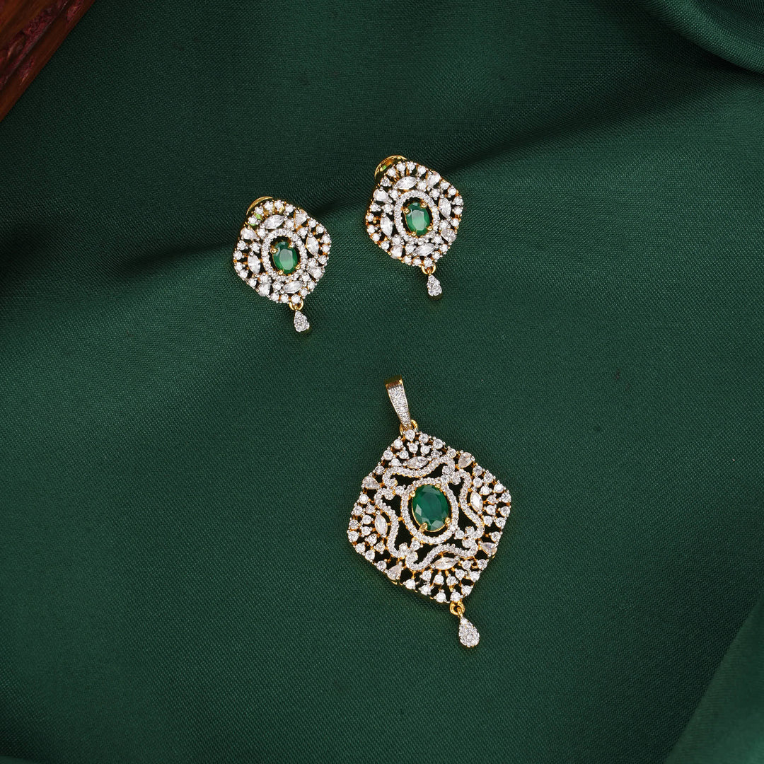 Freyaa Avikam Pendant Set