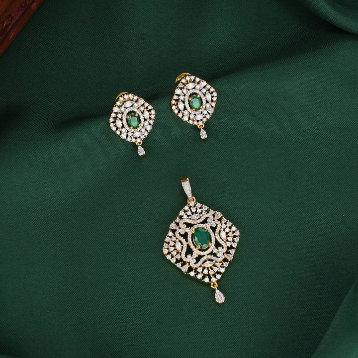 Freyaa Avikam Pendant Set