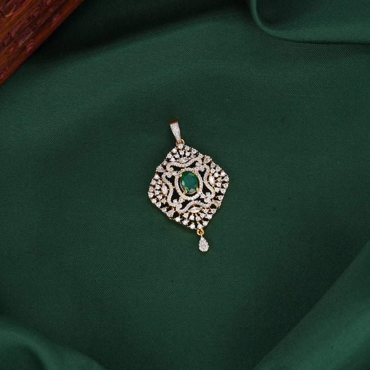 Freyaa Avikam Pendant Set