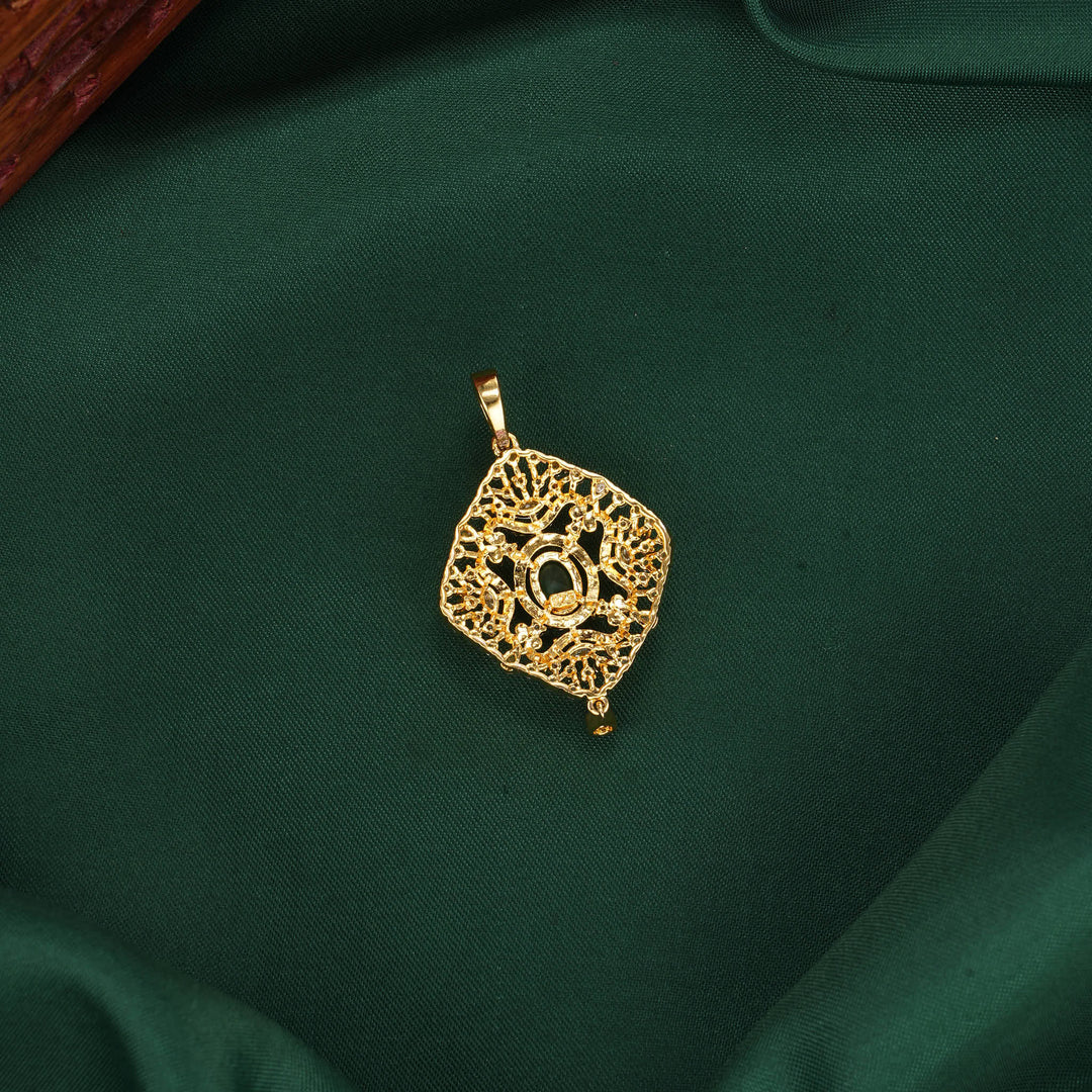 Freyaa Avikam Pendant Set