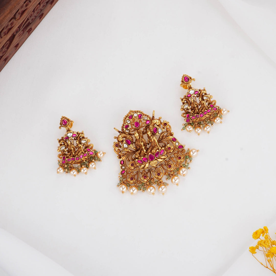 Radiant and Fresh 3D Spl Pendant with Earrings