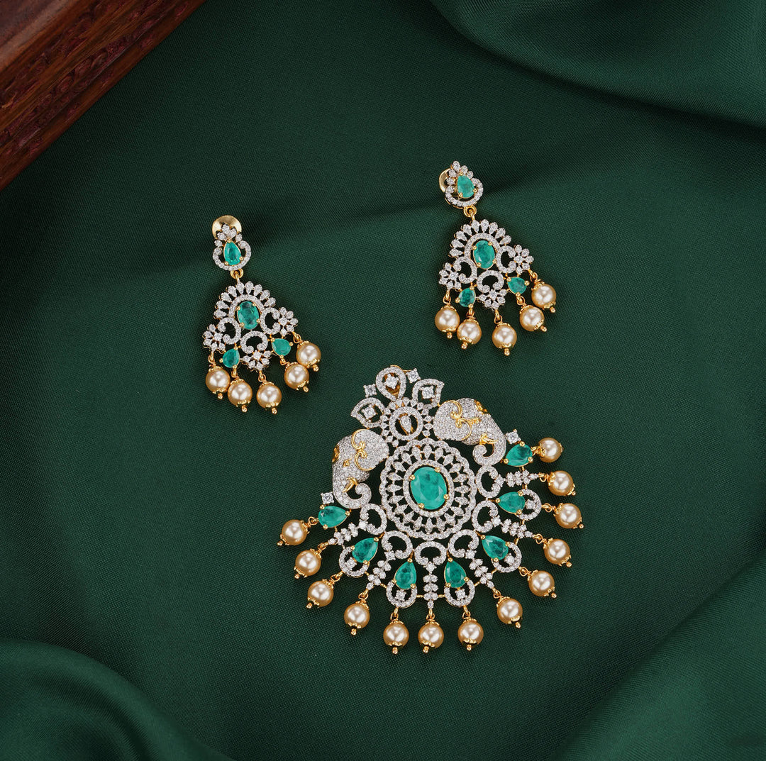 Catchy Wonder Avikam Pendant Set