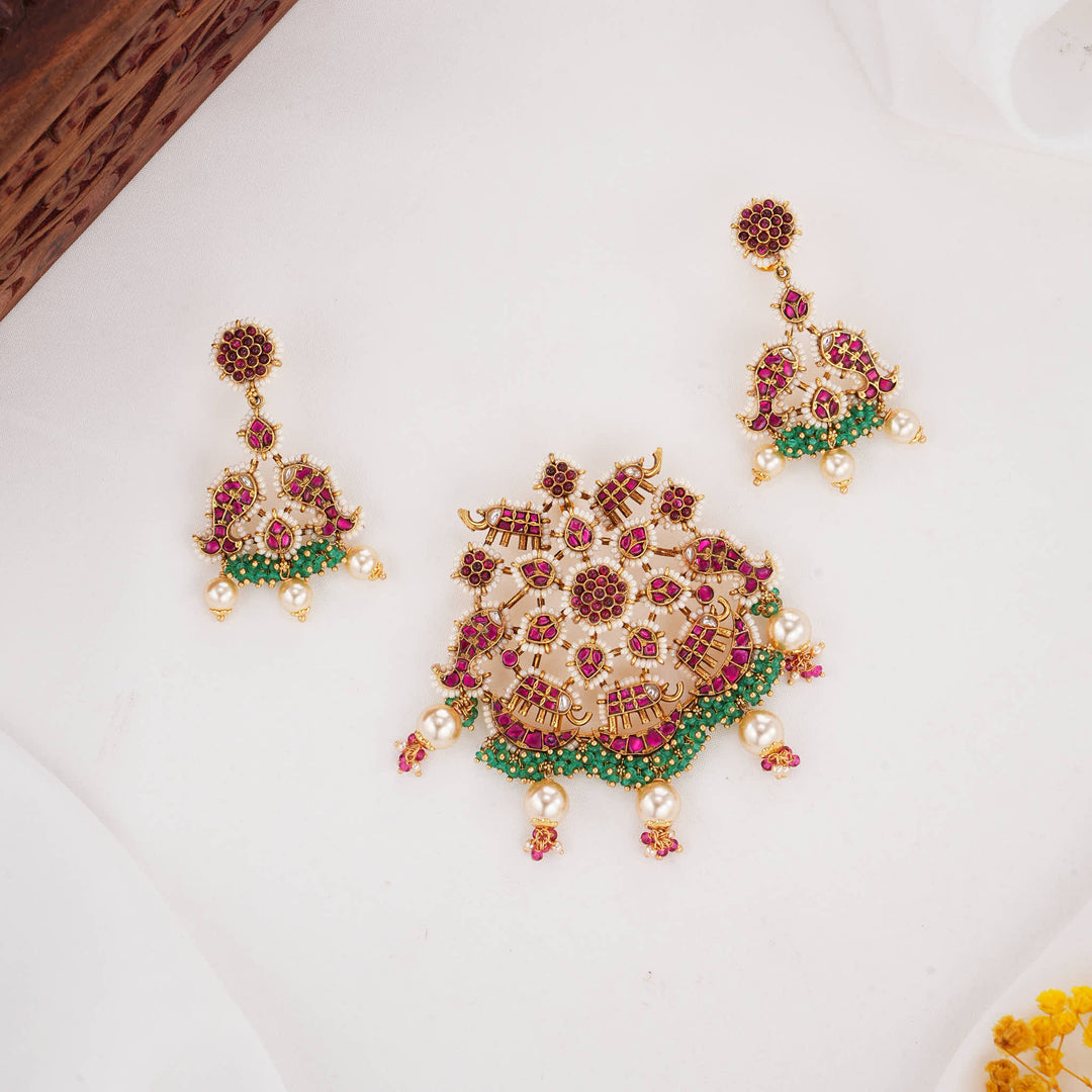 Lustrous Finish 3D Spl Pendant Set