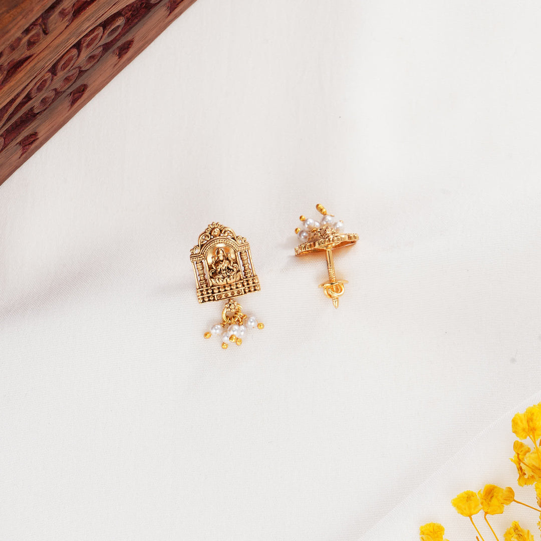 Trivyaa Nagas Studs