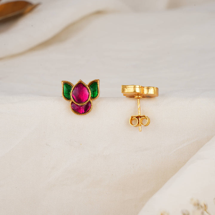 Ridhikaa Kundan Studs