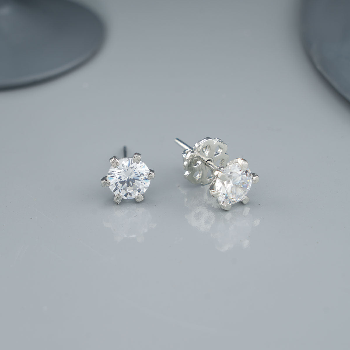 Preowned 18 carat white gold single stone diamond stud earrings - Aylesbury  Bullion