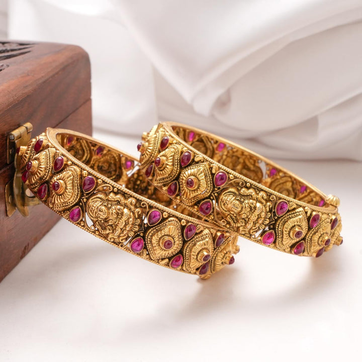 Dhanvi Nagas Pair Bangle