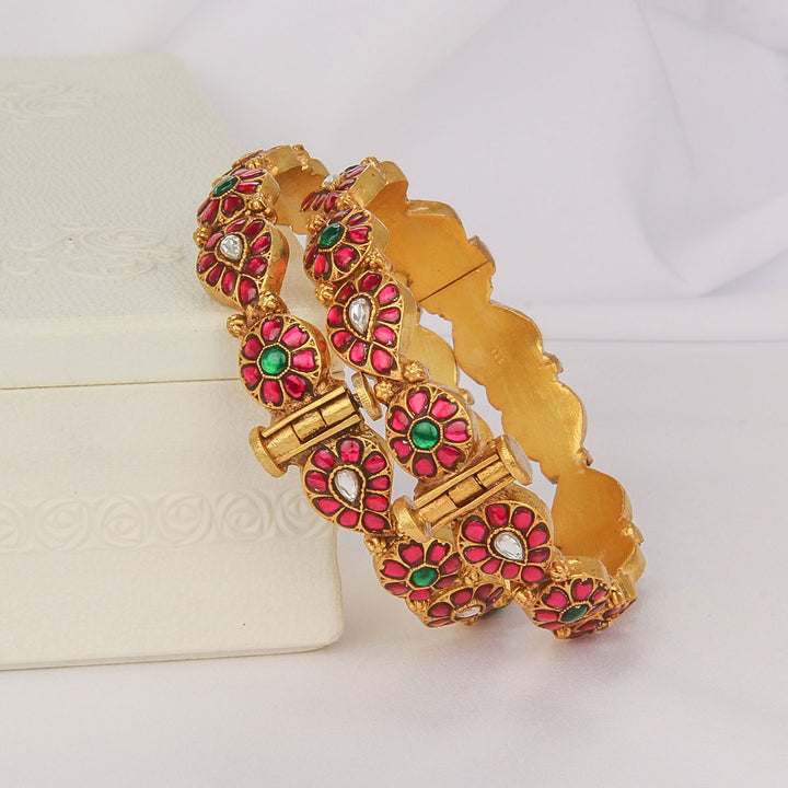 Dhanvanthi Kundan Pair Bangles