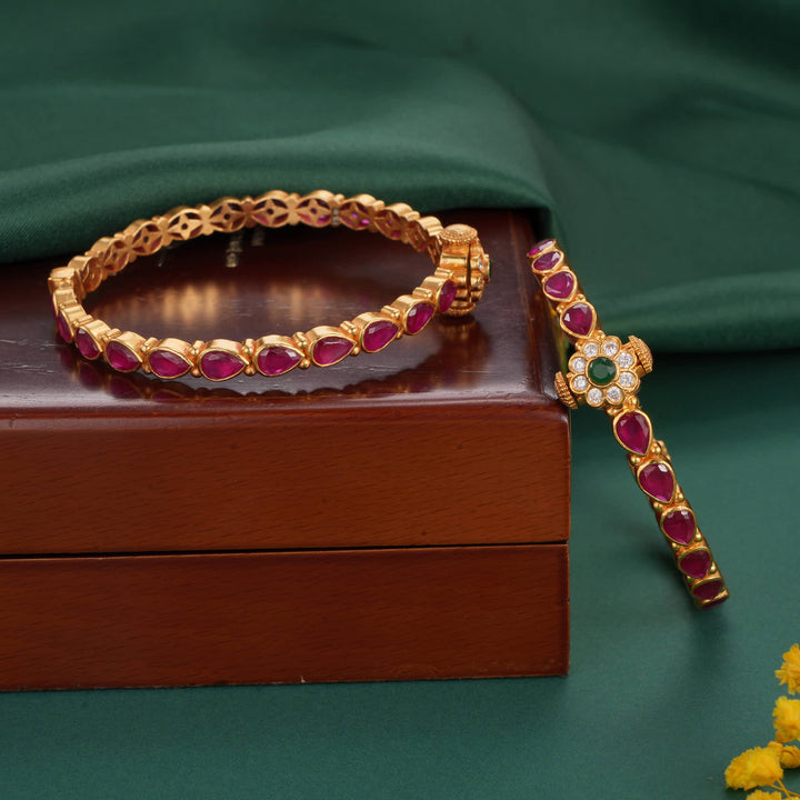 Yashavani Stone Pair Bangle
