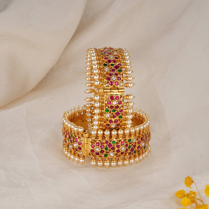 Vedhikaa Kundan Pair Bangle