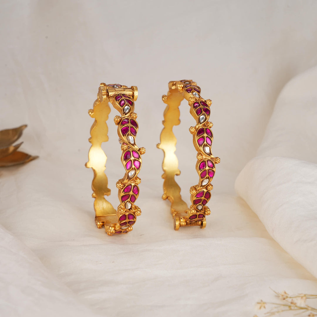 Pavisha Kundan Pair Bangles