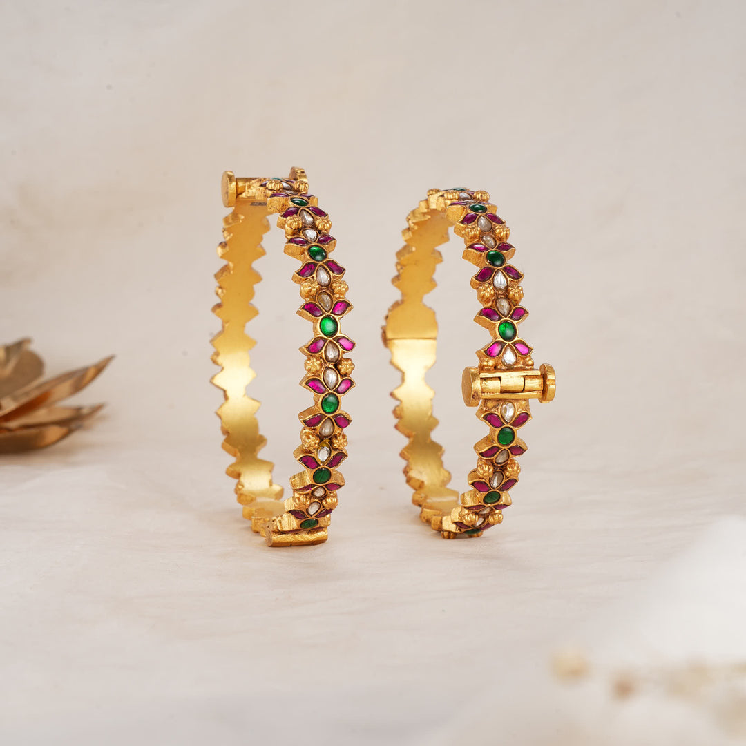Vikasaa Kundan Pair Bangle