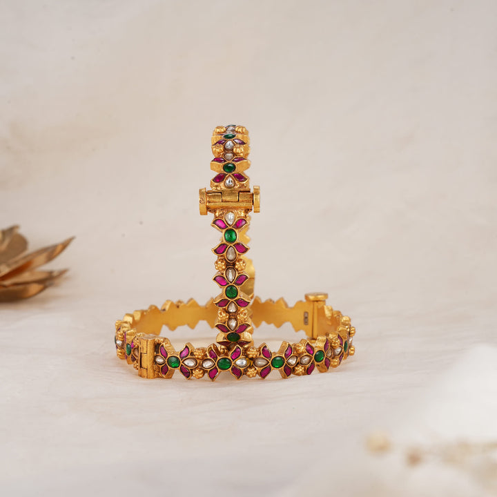 Vikasaa Kundan Pair Bangle