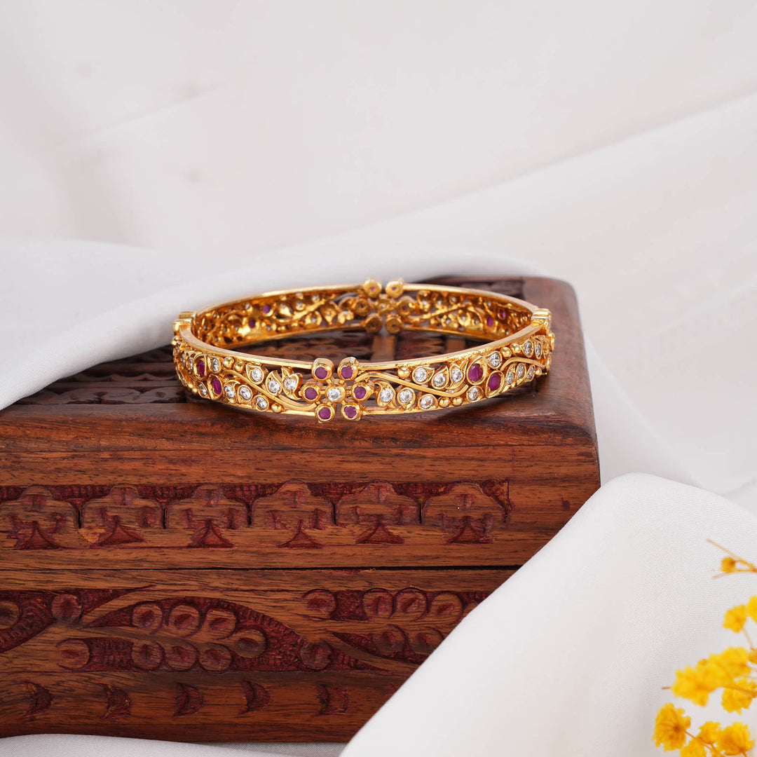 Avrinthaa Stone Single Bangle