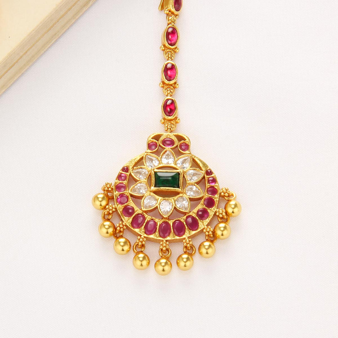 Swarna Stone Maangtikka