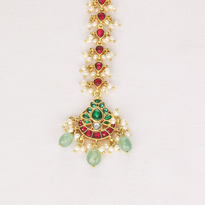 Stunning Look Kundan Maangtikka