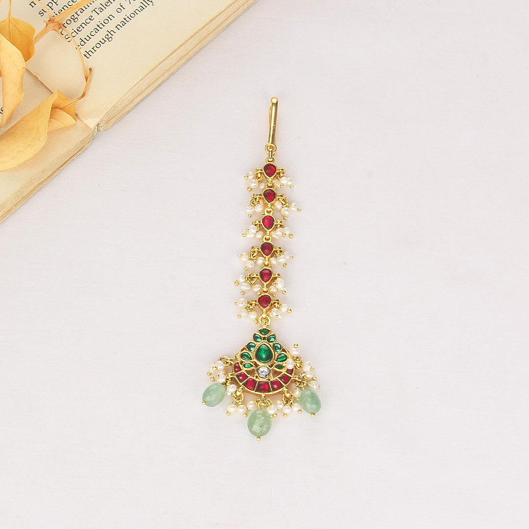 Stunning Look Kundan Maangtikka