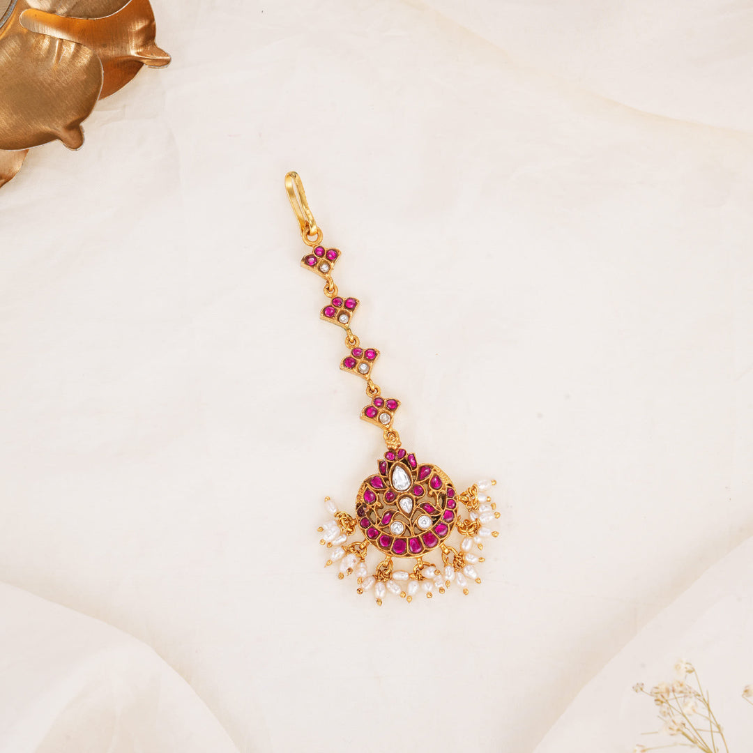 Finely Crafted Kundan Maangtikka