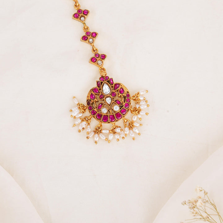 Finely Crafted Kundan Maangtikka