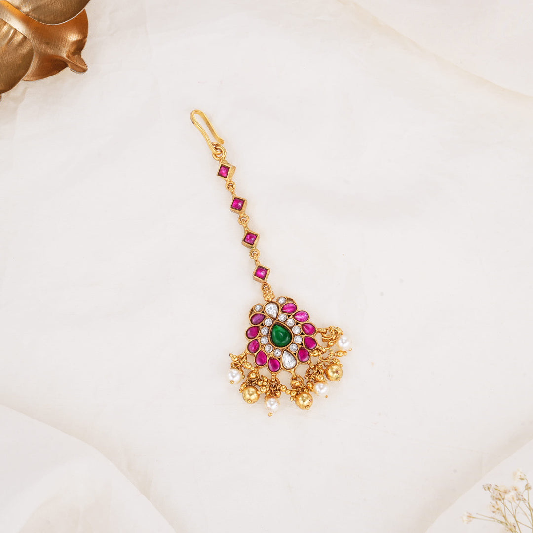 Endearing Kundan Maangtikka